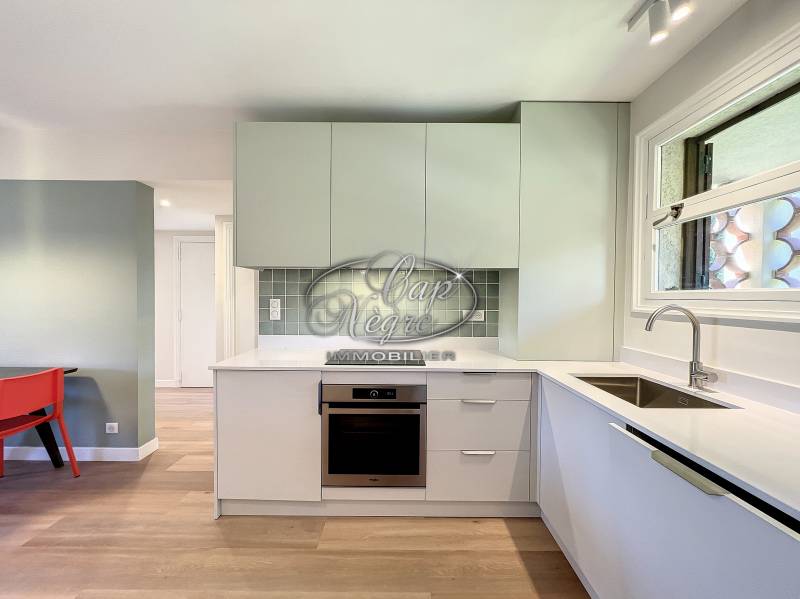 VENDU PAR CAP NÈGRE - APPARTEMENT ENTIÈREMENT REFAIT DANS PETITE RÉSIDENCE - CAVALIÈRE PLAGE