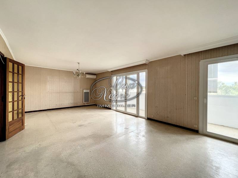 spacieux T4 à rénover en centre ville du Lavandou avec parking attitré et proche tous commerces