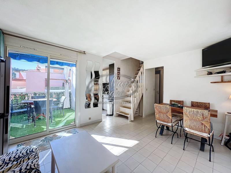 à vendre dans résidence privée T3 climatisé en duplex proche plage et commerces Le Lavandou Cavalière secteur privilégié