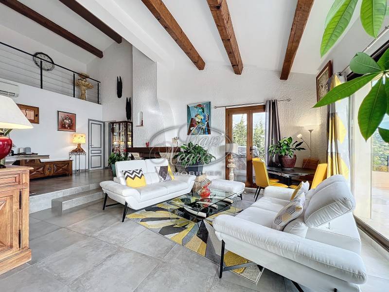 EXCLUSIVITÉ À VENDRE PROPRIETE RAYOL-CANADEL PISCINE VUE MER