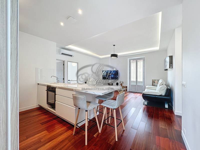 Séjour de l'appartement avec en premier plan la cuisine