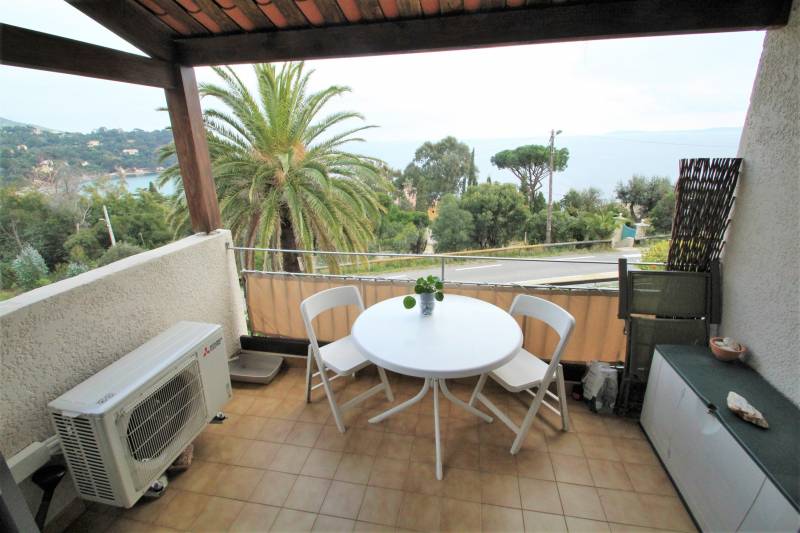 SOUS OFFRE - APPARTEMENT VUE MER ENTIÈREMENT REFAIT T2 LE RAYOL-CANADEL