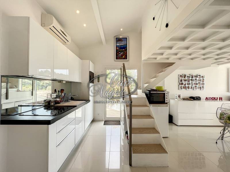 APPARTEMENT DUPLEX AVEC CHAMBRE EN MEZZANINE T2 LE LAVANDOU CAVALIERE