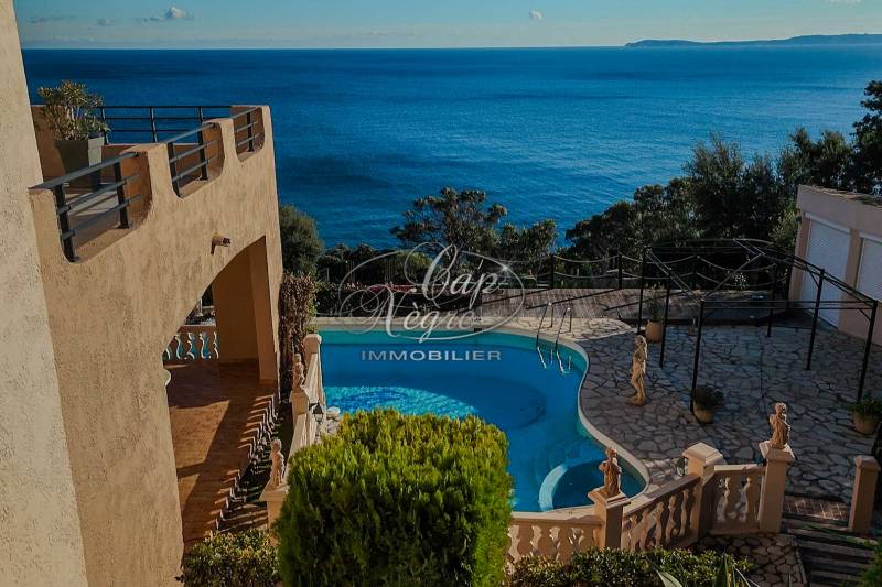 À VENDRE PROPRIETE RAYOL-CANADEL PISCINE VUE MER