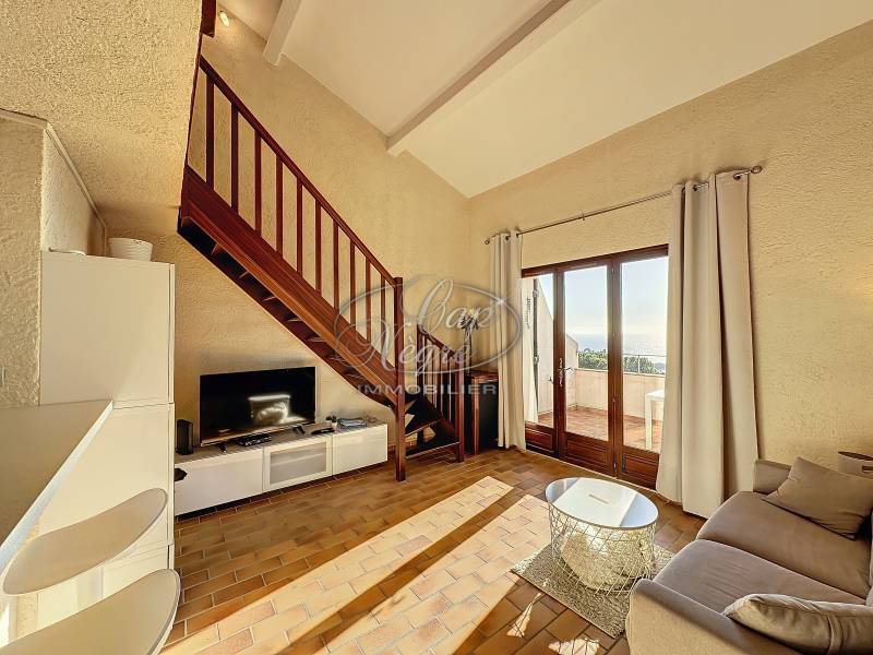 VENDU - PRAMOUSQUIER - MAZET SUR 2 NIVEAUX RÉNOVÉ VUE MER