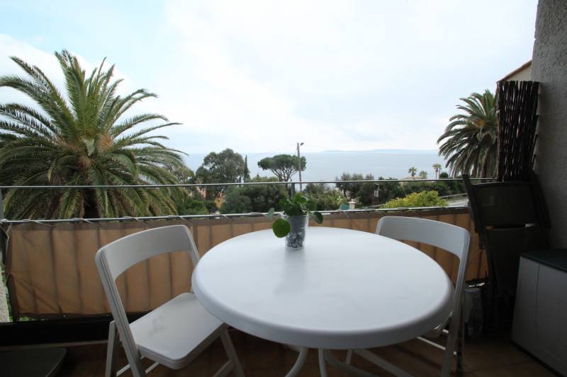 SOUS OFFRE - APPARTEMENT VUE MER ENTIÈREMENT REFAIT T2 LE RAYOL-CANADEL