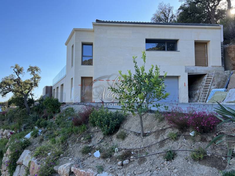 VENDU - PROPRIÉTÉ DE LUXE AVEC PISCINE - RAYOL CANADEL