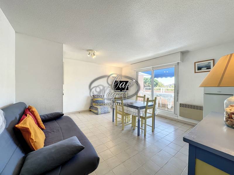 charmant t2 cabine avec grande terrasse  plage et commerces à pieds Cavalière Le Lavandou