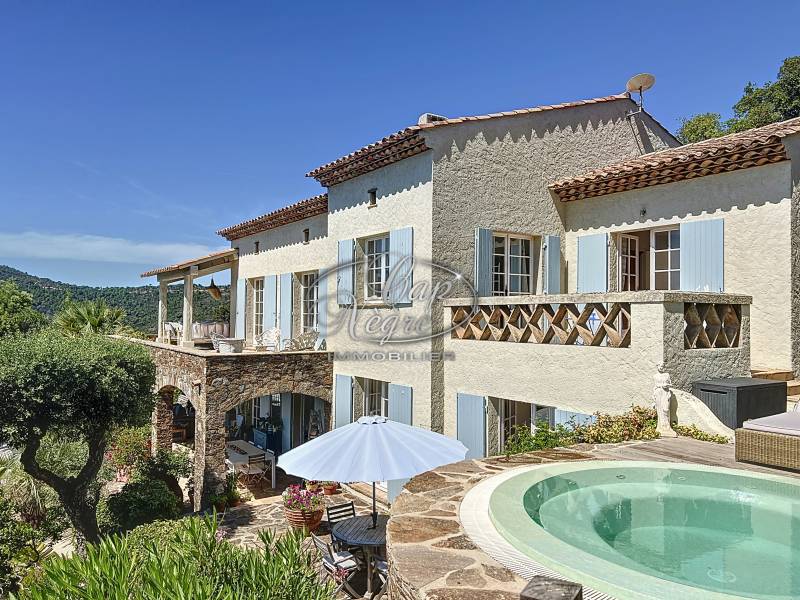 exceptionnelle prorpiété surplombant la baie du Rayol avec jardin méditerranéen et jacuzzi avec douche extérieure