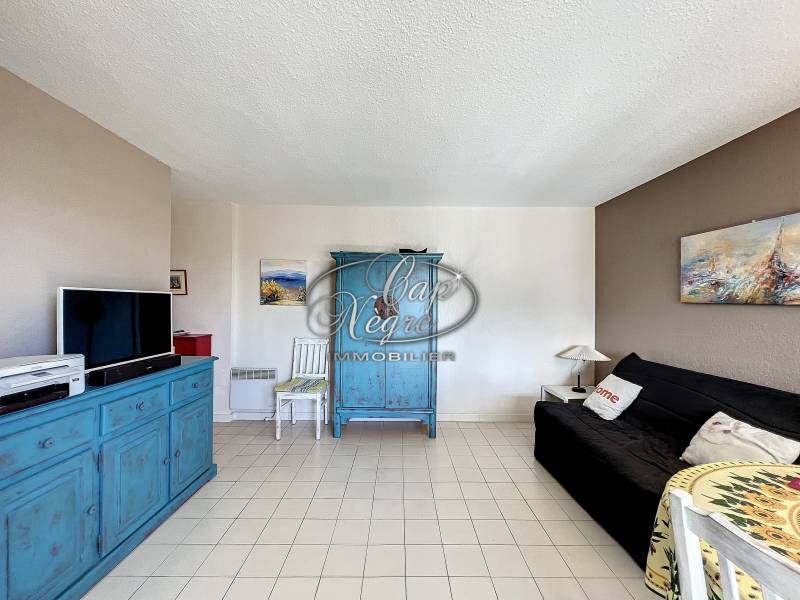 résidence privée à quelques minutes de la mer et de scommerces appartement grande terrasse vue sur les collines environnantes