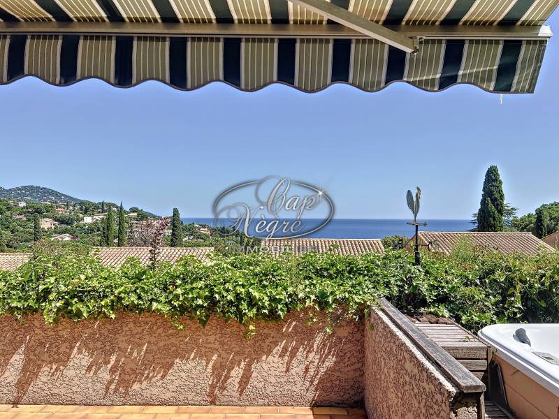 magnifique mazet parfaitement entretenu avec garage vue mer dans résidence sécurisé avec grand jardin et jacuzzi