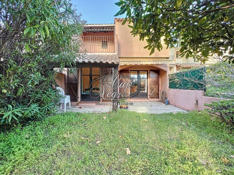 à vendre grand appartment avec jardin t parking privé à quelques minutes de la plage de Pramousquier