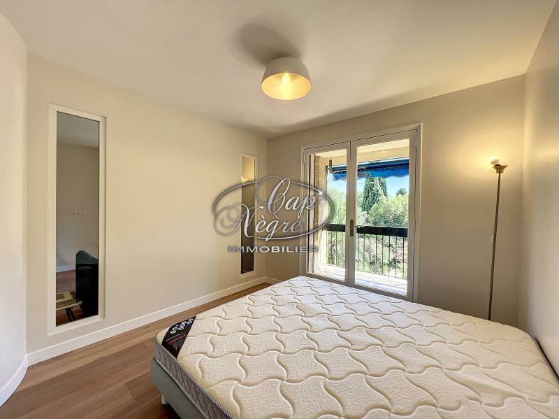 VENDU PAR CAP NÈGRE - APPARTEMENT ENTIÈREMENT REFAIT DANS PETITE RÉSIDENCE - CAVALIÈRE PLAGE