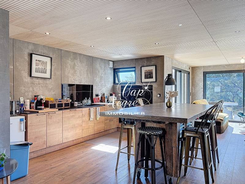 MAISON CONTEMPORAINE AVEC PISCINE ET GARAGE À VENDRE AU LAVANDOU