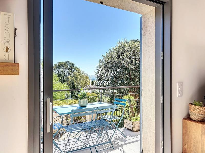 PROPRIÉTÉ 3 CHAMBRES À VENDRE À AIGUEBELLE AVEC VUE MER, TERRASSES ET JARDIN