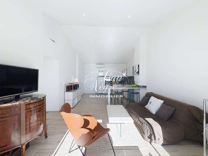 Salon spacieux de 25 m² donnant sur la mer à Cavalière