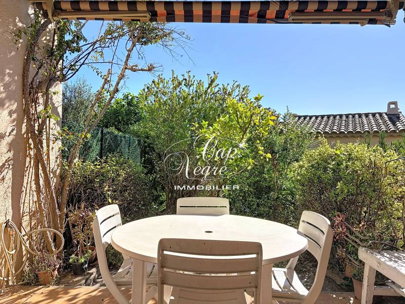 Terrasse de 7,5 m² orientée sud avec vue sur le jardin