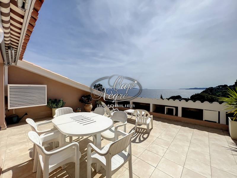 Location saisonnière pour 4 personnes avec terrasse et vue mer au Rayol-Canadel - Cap Nègre Immobilier