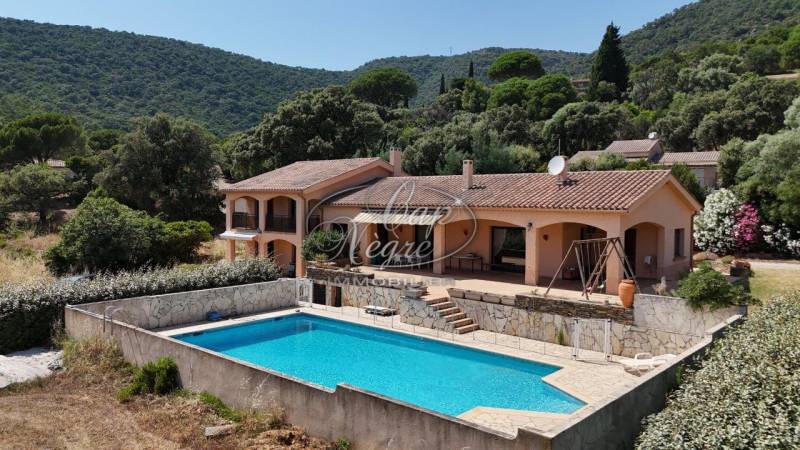 Propriété avec grand terrain à vendre à Cavalière