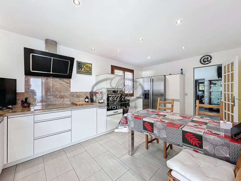 À VENDRE PROPRIETE RAYOL-CANADEL PISCINE VUE MER