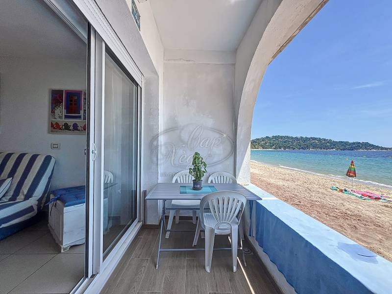 à vendre Le Lavandou appartement sur la plage avec loggia 