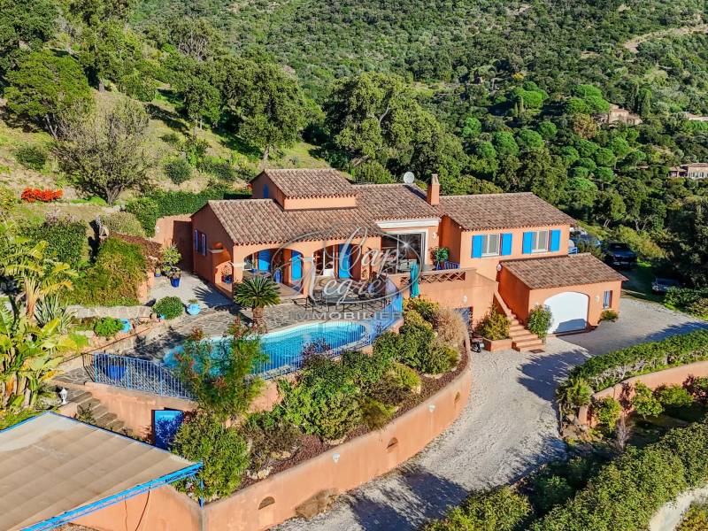 Maison d'architecte avec dépendance à vendre avec vue mer et piscine à Cavalière Le Lavandou