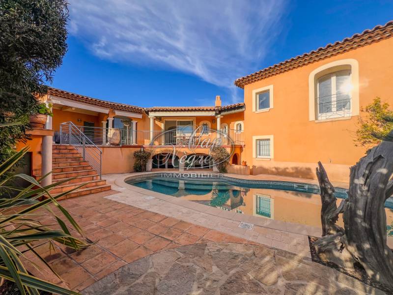 Maison 5 chambres vue mer à vendre  au Lavandou Saint-Clair