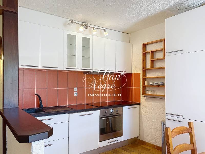 Cuisine aménagée et équipée ouverte sur le séjour