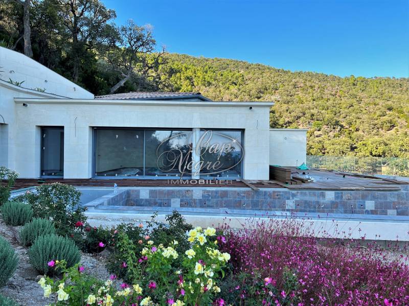 VENDU - PROPRIÉTÉ DE LUXE AVEC PISCINE - RAYOL CANADEL