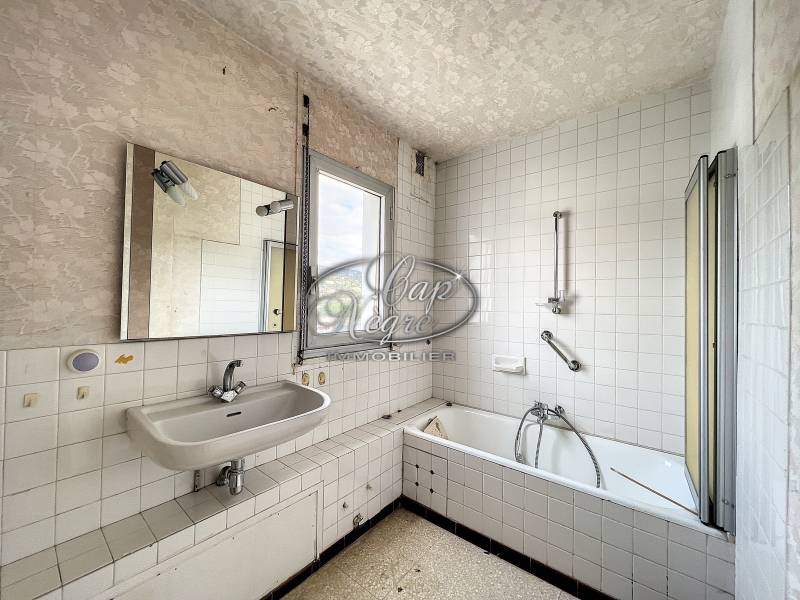 APPARTEMENT A FORT POTENTIEL A RÉNOVER - LAVANDOU CENTRE