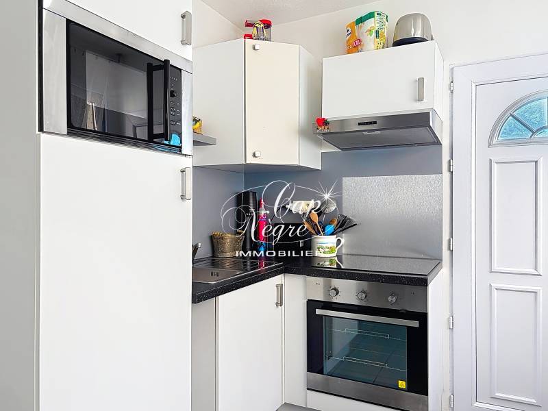 Cuisine aménagée attenante au salon de la maison à vendre