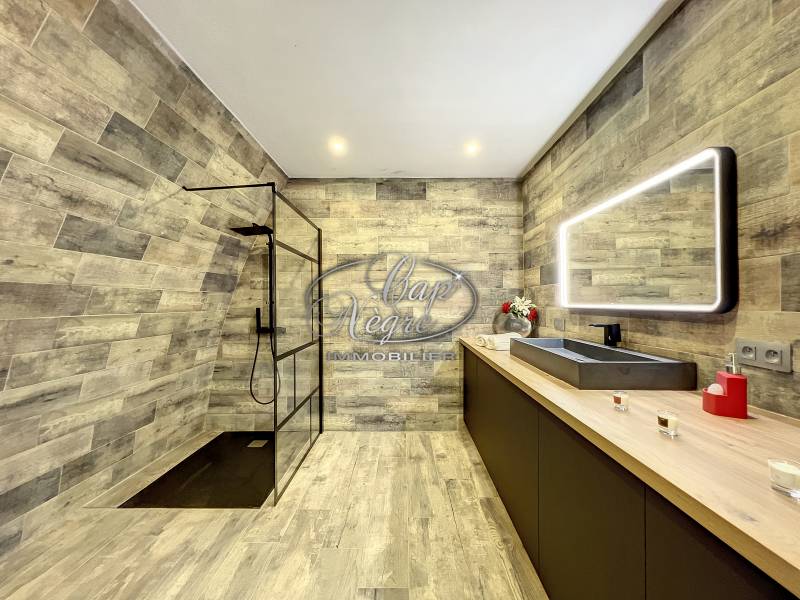 PROPRIETE MODERNE ET ATYPIQUE VUE MER - LE LAVANDOU