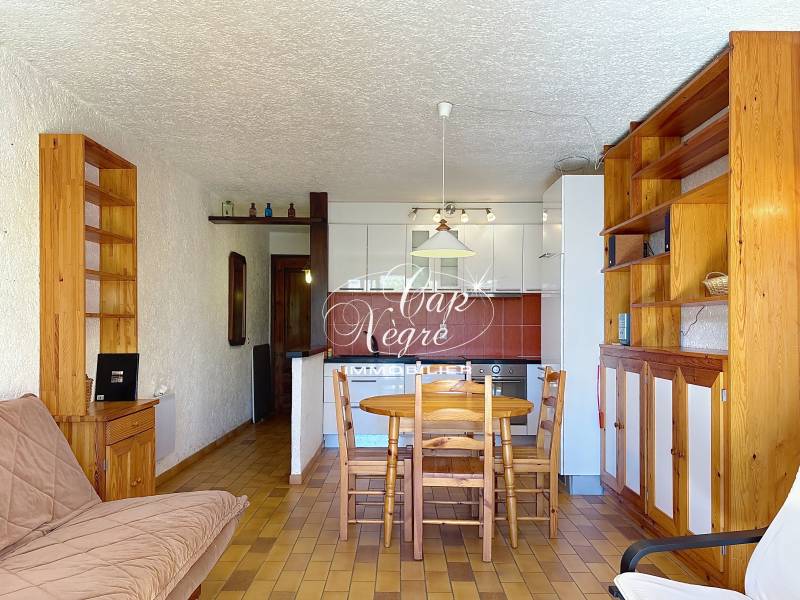 Pièce de vie lumineuse avec cuisine ouverte à Cavalière