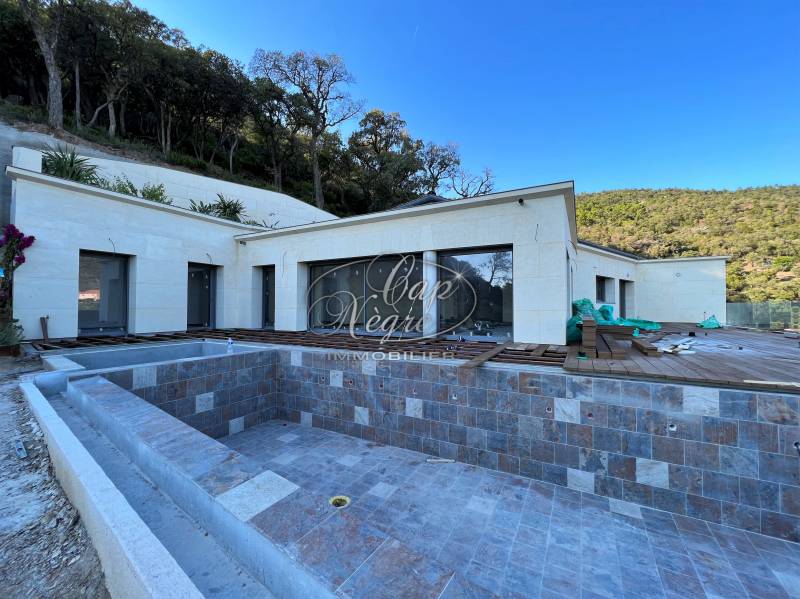 VENDU - PROPRIÉTÉ DE LUXE AVEC PISCINE - RAYOL CANADEL