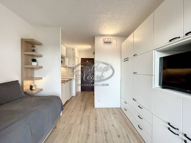 SOUS OFFRE - STUDIO ENTIÈREMENT REFAIT - PLAGE A PIED - PRAMOUSQUIER