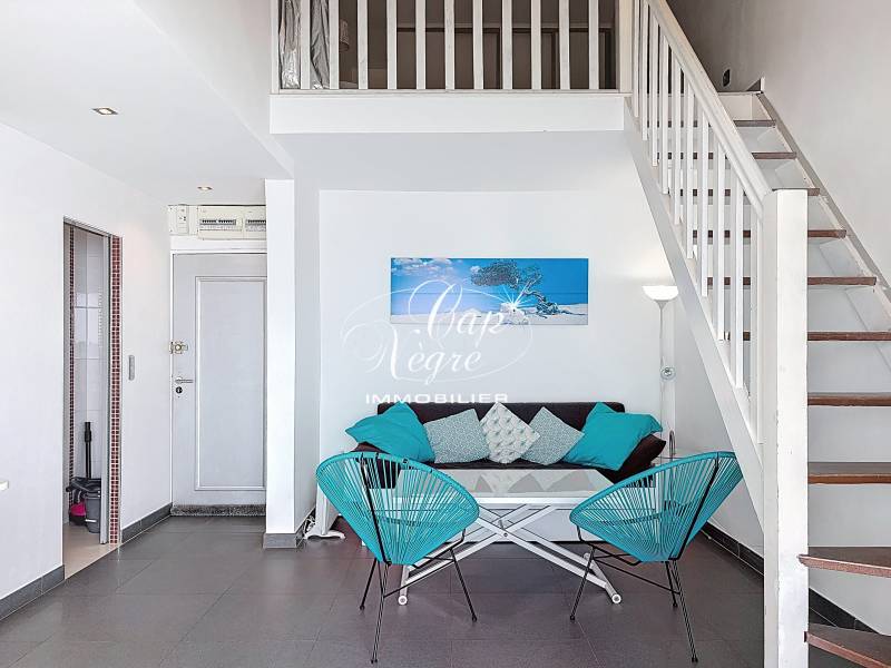 Séjour de l'appartement vue mer à vendre avec accès directe à la plage de Cavalière