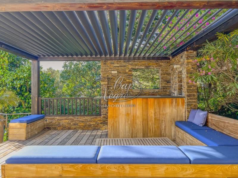 SUBLIME PRORPIETE RENOVEE VUE IMPRENABLE MATERIAUX SOMPTUEUX RAYOL CANADEL