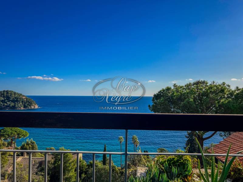 Location saisonnière 4 personnes climatisée vue mer piscine Rayol-Canadel-sur-Mer