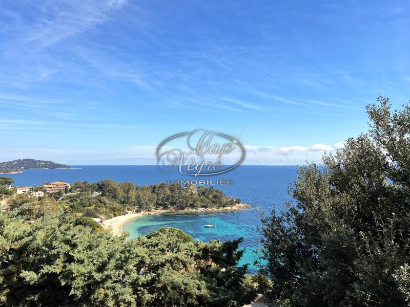 VUE MER ET ILES D'OR POUR CETTE PRORPIÉTÉ SITUÉE DANS UN QUARTIER PRISÉ DE SAINT CLAIR LE LAVANDOU