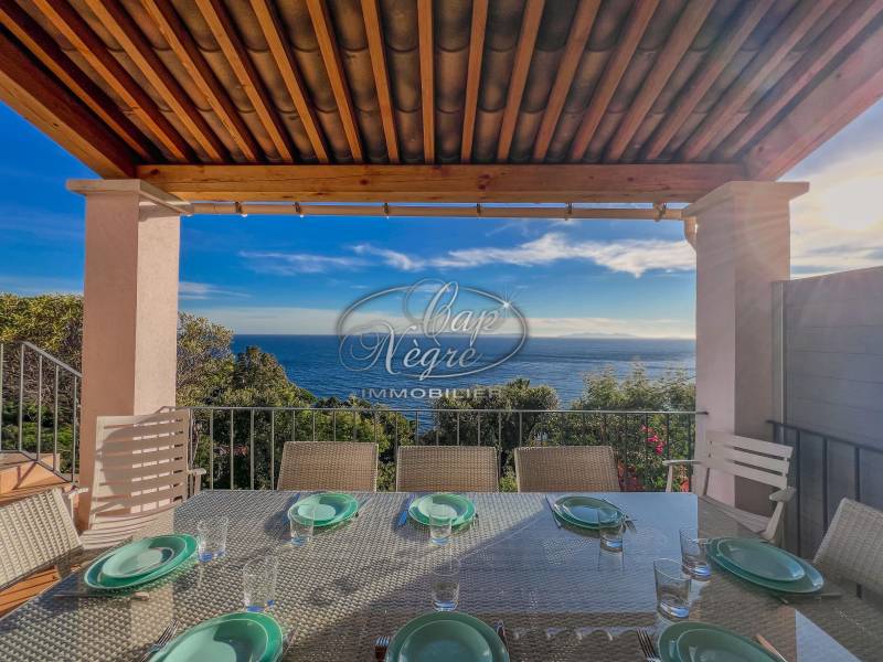Maison pour 8 personnes climatisée avec vue mer au Canadel en location saisonnière - Cap Nègre Immobilier