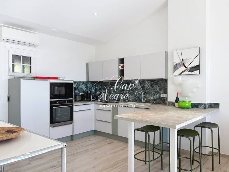 Cuisine équipée et aménagée avec soin dans appartement à Cavalière