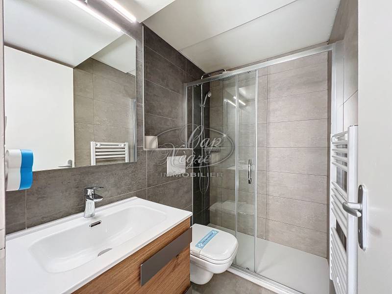 VENDU EXCLUSIVITÉ PRAMOUSQUIER - APPARTEMENT RÉNOVÉ TERRASSE VUE MER