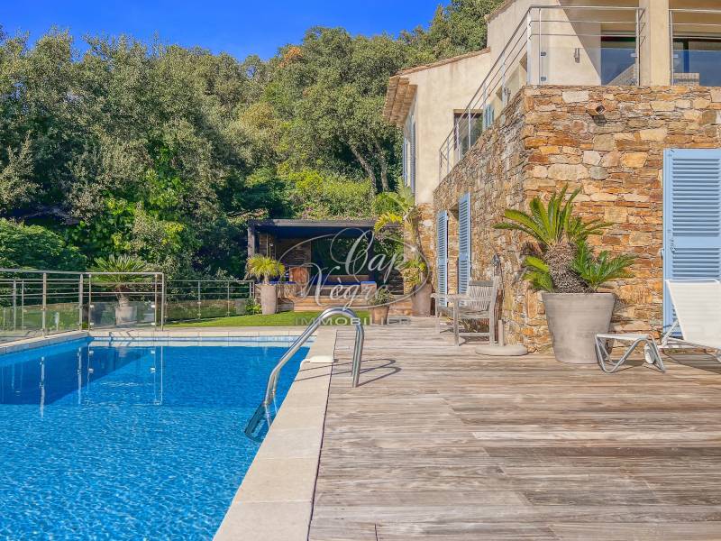 MAGNIFIQUE VILLA PISCINE ET TERRAIN FACE AUX ILES D'OR LE RAYOL