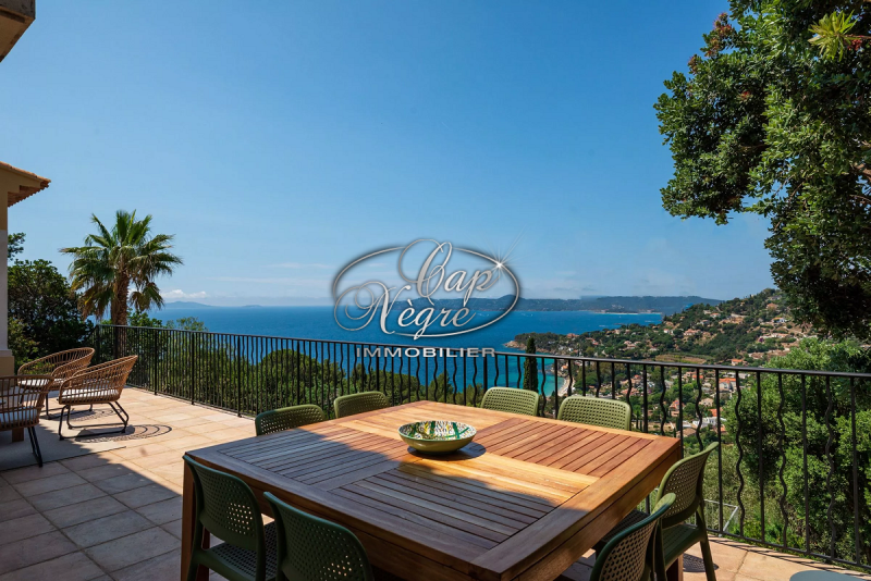 AIGUEBELLE LE LAVANDOU PROPRIETE VUE MER PISCINE