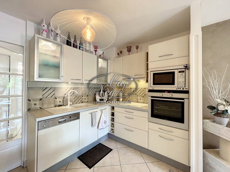 VENDU PAR CAP NÈGRE IMMOBILIER - LE LAVANDOU - COEUR DE VILLAGE