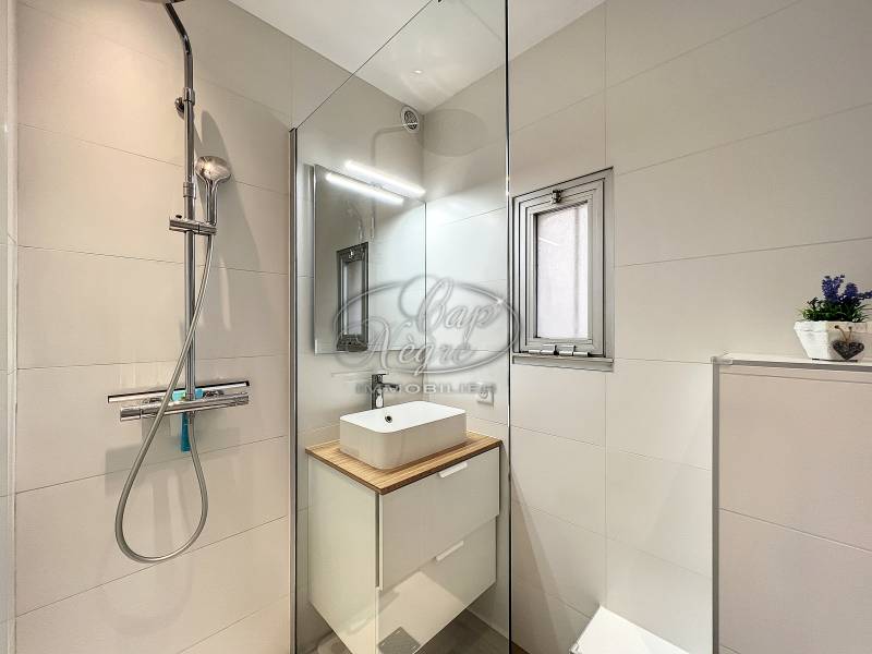 SOUS OFFRE - STUDIO ENTIÈREMENT REFAIT - PLAGE A PIED - PRAMOUSQUIER