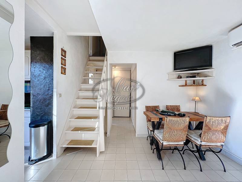 DUPLEX PARFAITEMENT ENTRETENU - CAVALIÈRE PLAGE ET COMMERCES À PIED