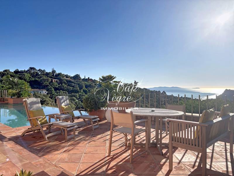 terrasse vue mer dans villa contemporaine Golfe de Saint-Tropez