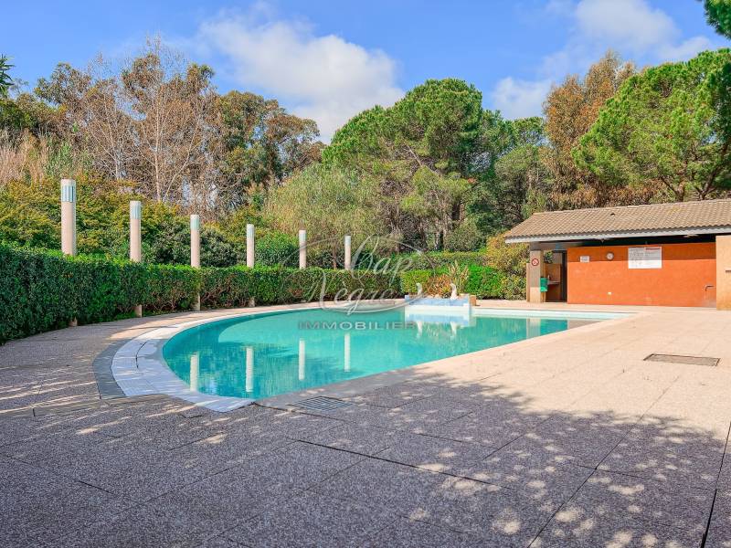 à vendre appartement sur 2 niveaux avec 2 terrasses à Cavalière Le Lavandou proche plage