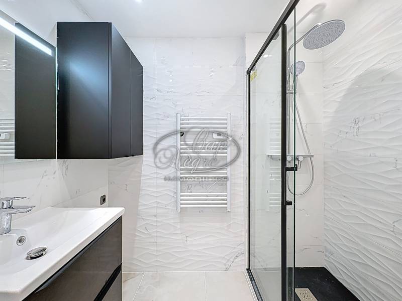 À VENDRE CLÉ EN MAIN – APPARTEMENT 3 PIECES AVEC TERRASSE ET CAVE – LE LAVANDOU